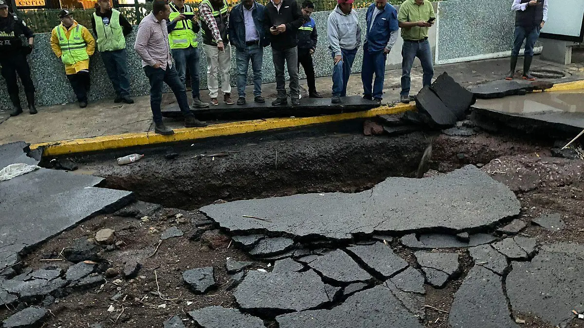 Socavón en la avenida Camelinas